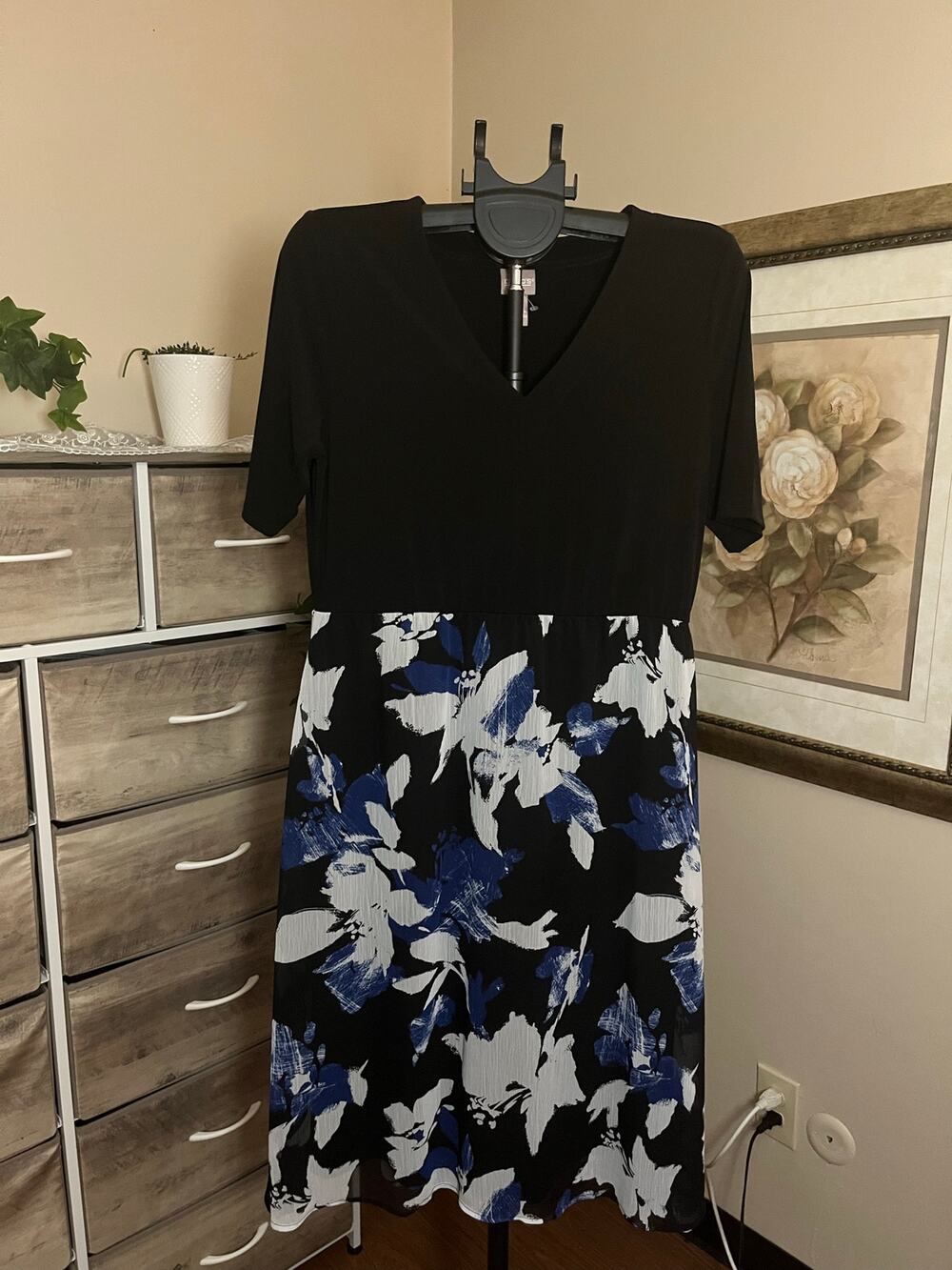 Chico’s Women’s Size 2 Black Blue White Floral V-Neck Midi Dress
